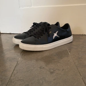 Arigato skor  - Säljer mina fräscha Axel Arigato skor i skick: 8/10. Säljer pga av vill köpa andra plagg. Dm vid intresse