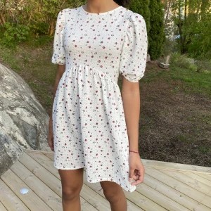 Blommig klänning  - Vit, blommig klänning med lappen kvar! Köpt från ASOS för 375 kr. Jättesomrig och perfekt till tex midsommar☀️ 