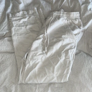 Linnebyxor  - Säljer ett par linne byxor ifrån lager 157, straight fit o helt perfekta 