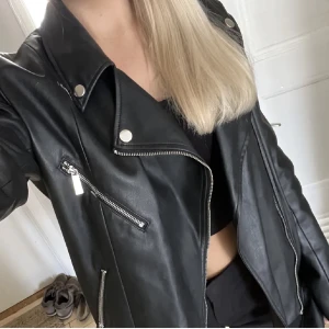 Oversize skinnjacka - Säljer denna superfina skinnjackan från Ivyrevel i storlek S. Köpt för 899 kronor!🤍