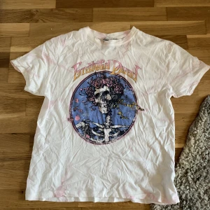 T-shirt från pull&bear - T-shirt med grateful dead på från pull and bear. Använd men i bra sick. 