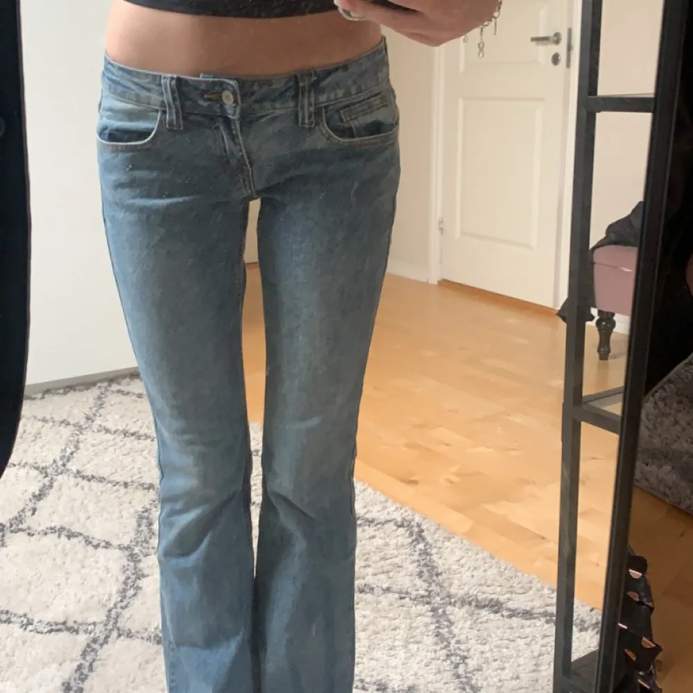 Säljer dessa nya brandy Melville jeans som va för korta för mig så dom är upp norpade för att vara lite längre. Modellen Kylie. Stolek s använda 1 gång. Dom är låg midjade. Jag är 180 därav varför dom är upp oparade där nere. Skriv fler bilder mm.. Jeans & Byxor.