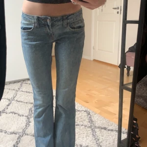 Brandy mellvil  - Säljer dessa nya brandy Melville jeans som va för korta för mig så dom är upp norpade för att vara lite längre. Modellen Kylie. Stolek s använda 1 gång. Dom är låg midjade. Jag är 180 därav varför dom är upp oparade där nere. Skriv fler bilder mm.