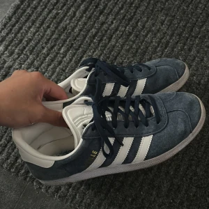 Gazelle - Säljer mina gazelle som jag tyvärr inte fått så mycket användning av. Finns också vita oanvända snören till💙