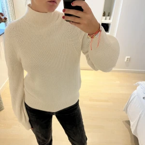 Stickad tröja  - Stickad polotröja från &otherstories. Säljer för 300kr exkl frakt 