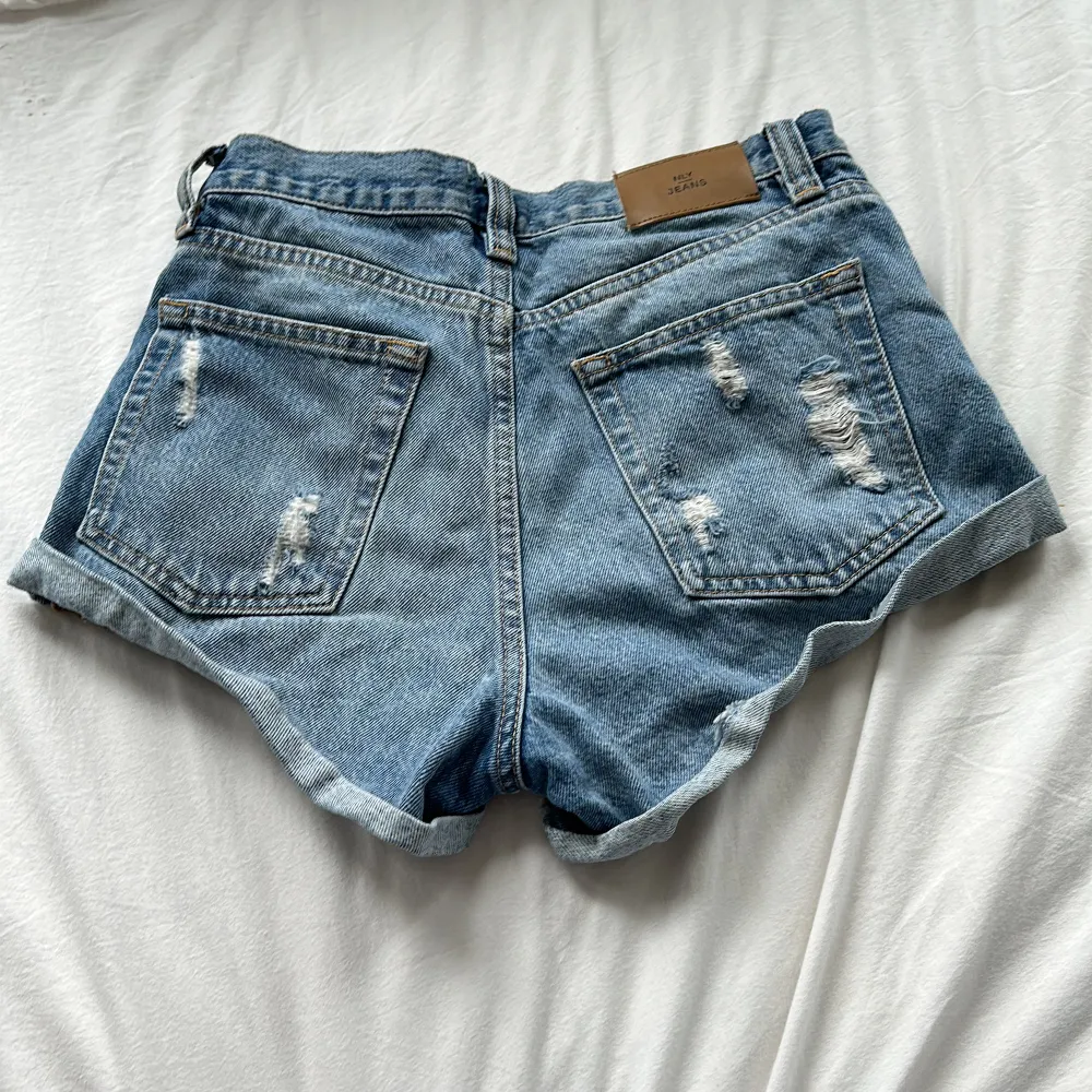 Fina jeans shorts från Nelly🩷Använda fåtal gånger🌸 inga skador på de, säljer pågrund av att de inte passar mig längre! Frakt tillkommer, inga returer. Shorts.
