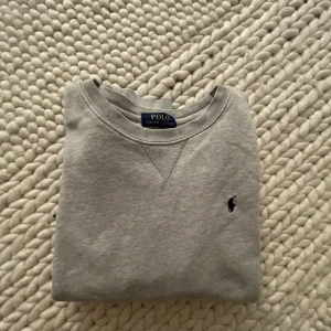 Ralph louren tröja  - Jag säljer denna Ralph louren tröja i mycket bra skick, jag kan även byta mot andra grejer i bra skick t ex Ralph louren zip eller smycken eller stickade tröjor☺️det är bara att kontakta ol man har några funderingar!!