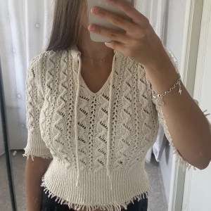 Tröja - Säljer denna tröjan då jag knappt har använt den. Köpt förra sommaren på Zara. Superbra skick. Storlek S men skulle säga att den passar XS också!!💞💞