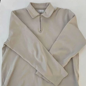 Half zip - Mycket snygg half zip tröja köpte från volt, från märket these glory days ( nypris 1300). Storleken är S men kan passar nog på någon med XS. Helt oanvänd i bra skick.