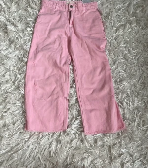 Rosa byxor från zara  - Rosa byxor från zara storlek 140  och har använd få tal gånger bra skick. Dom är lite korta i modellen!