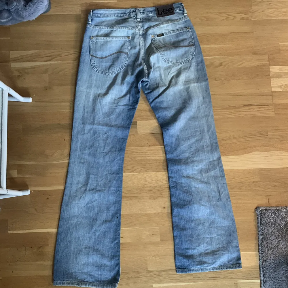 Ett par bootcut lågmidjade lee jeans i storlek w31 l32. Jeans & Byxor.