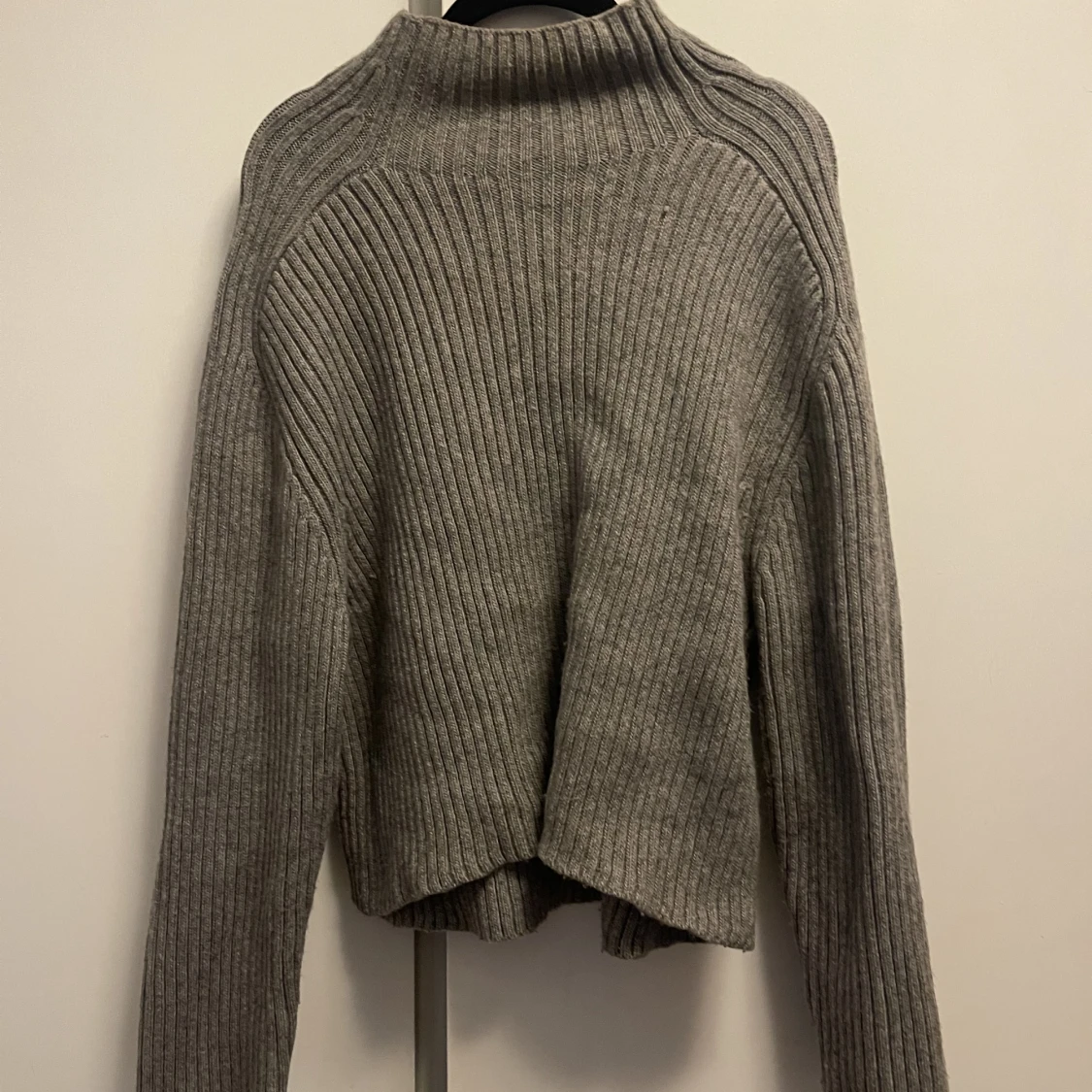 Grå stickad tröja