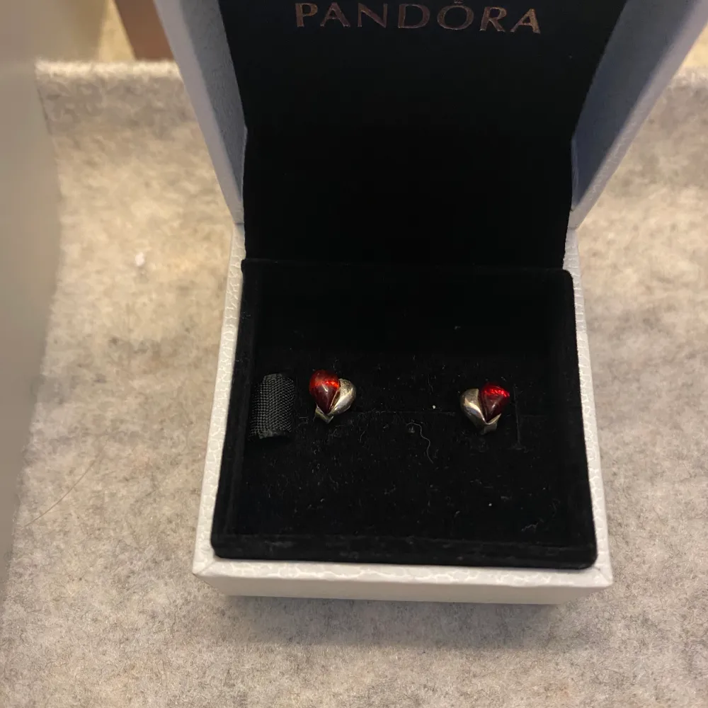 Säljer dessa super söta örhängen från Pandora. Vet ej exakta nypriset men skulle tro att de ligger runt 500kr, de är helt oanvända. . Accessoarer.
