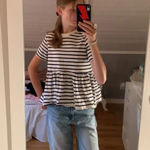 Zara topp - Säljer denna så gulliga randiga tröja från Zara! Vit med marinblå ränder.  Använd men fortfarande som ny. 💕 storlek S 80kr+frakt. Skriv privat för mått/pris/bilder/frågor 🌸🌟