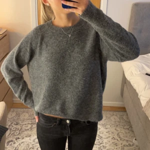 Grå stickad tröja  - Grå stickad tröja ifrån Zara. Perfekt till hösten! ☺️