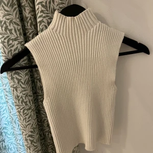 Zara topp  - Stickad polotopp från zara. Säljer för 100kr exkl frakt 