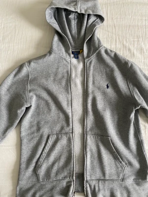 Ralph lauren  - Snygg tröja, väldigt fin skick funkar till allt. Det är bara storleken som är lite klurig de står att den är L 14 - 16 men är mindre, skulle säga typ storlek S.  Om ni undrar något då är det bara att fråga.