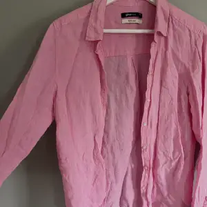Cool rosa skjorta i linne! Liten i storleken💕