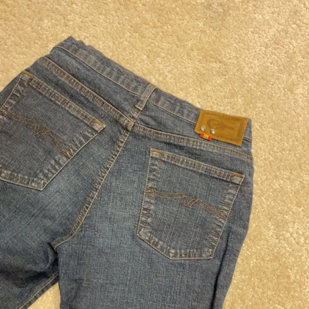 Äkta vintage jeans som är över 20 år gammal och därav väldigt svåra att få tag på! Lågmidjade och bootcut! Midjemåttet (rakt över) : 33 cm (men stretchiga!). Innerbenslängden : 82 cm 💗. Jeans & Byxor.