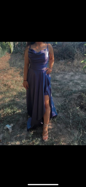 Festklänning  - Den är i bra skicka, använd få antal gånger.  Personen på bilden Lång 152 cm  55 kg  Storlek: 38  