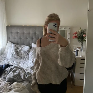 Stor stickad tröja 🤍 - Säljer denna beiga tröja från Chiquelle🤍  tyvärr inte kunnat använda denna skönhet då den är lite för stor💕 riktig dröm tröja😍 Originalpris 400kr 
