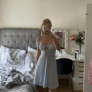Blå blommig klänning🌷 - Säljer denna klänning som jag köpte 2022 från Nelly💕 superfin men har endast kommit till användning 1 gång och är därav i riktigt bra skick✨ Okänt originalpris