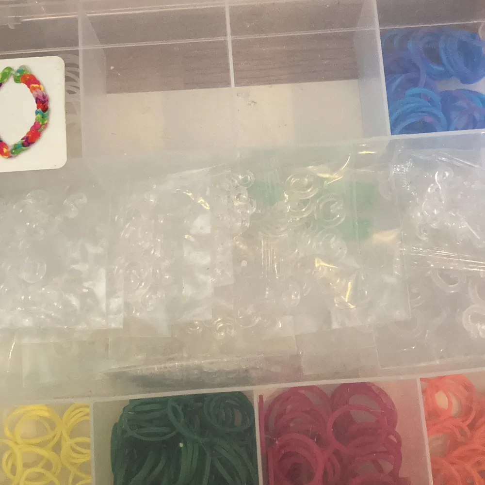 Säljer ett stort antal loom bands och en loom väv samt virk nål. Det finns en stor mängd oöppnade gummibands paket men säljer även band som legat i lådorna som visas i bilden. Säljer allt för 200 kr exklusive frakt. Men pris kan diskuteras. . Övrigt.