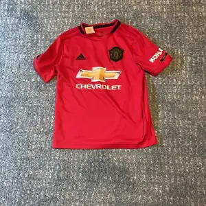 Manchester United t-shirt, den är i okej skick då de är bara lite upp nött på reklamen på axeln