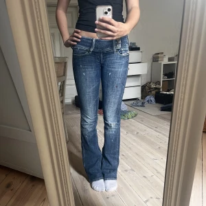 Coola diesel jeans! - Säljer mina coola diesel jeans som är second hand från Tyskland då jag inte får någon användning av dom! Jag har bara använt dom ett fåtal gånger och är i jätte bra skick. Köpte dom för cirka 1200kr. Lite slitna längst ner bak men inget man ser!
