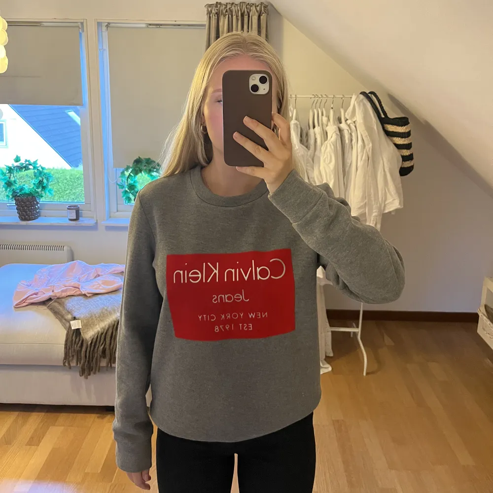 Grå sweatshirt från Calvin Klein med röd sammet tryck! Nästan aldrig använd och i bra skick! . Tröjor & Koftor.