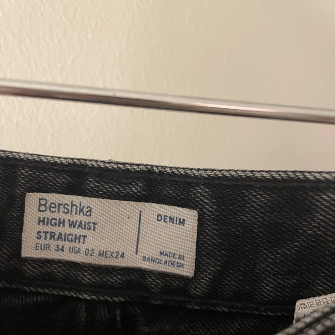 Bershka mörk gråa jeans  - 91