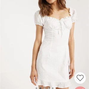 Student/ skolavslutnings klänning  - Fin klänning men för kort för mig. Aldrig använd