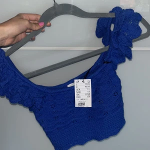 Stickad topp - Oanvänd stickad blå topp från H&M💓