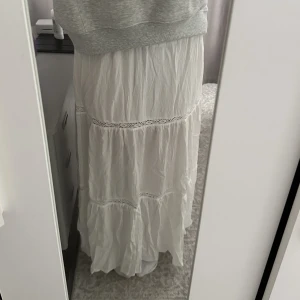 Vit långkjol - Vit långkjol från hm, endast använd en gång så den är som ny, köparen står för frakt ❤️