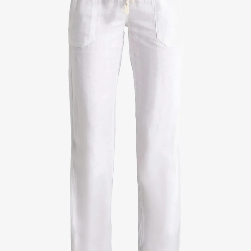 Äkta vita roxy linnebyxor som tyvärr inte har kommit till användning, endast använda 2ggr💗. Jeans & Byxor.