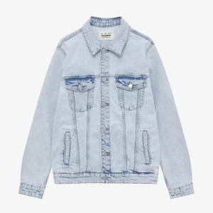 Jeansjacka  - Säljer min jättefin jeansjacka från Pull and Bear som jag inte använder💗💗