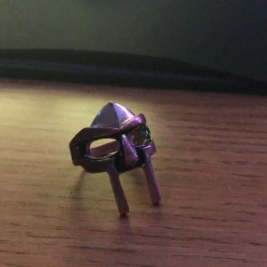 Mg doom ring  - Köpte den för 150 6/10 skick passar bra till y2k 