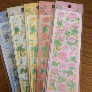 klistermärken  - Klistermärken i 5 olika färger 🤍 Kan användas för att tex dekorera paket här på plick ☺️En för 5kr, alla för 20kr