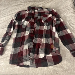 Flanellskjorta  - Typ aldrig använd, jätteskön