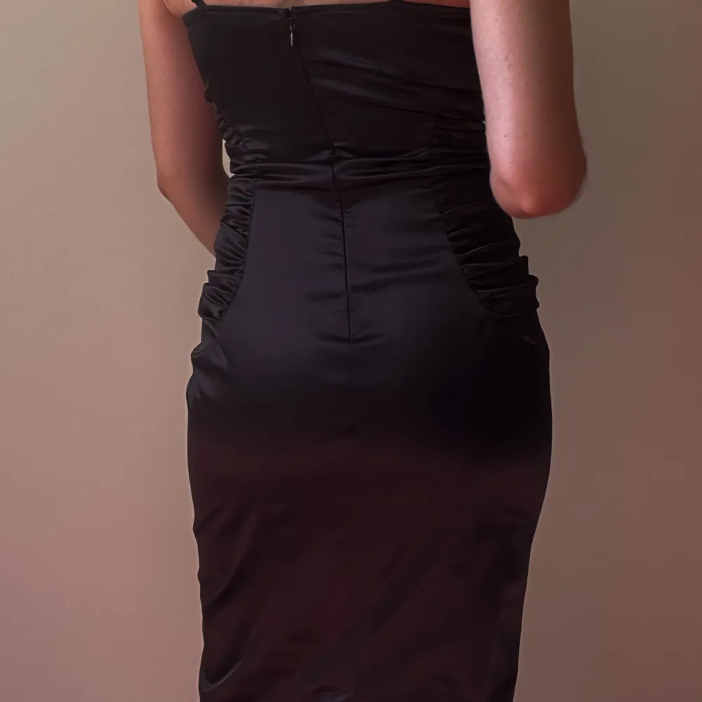 preloved Marciano, black dress  size small  bra with adjustable straps  side ruching, back slit, & back zipper details   96% polyester, 4% spandex   excellent condition . Klänningar.