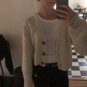 Stickad kofta ifrån h&m - Säljer denna stickade kofta ifrån h&m, den är i bra skick i storlek M, men den är lite mindre i storleken. Säljer för 100kr + frakt 💕