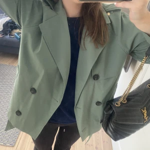 Kort trenchcoat zalando - Säljer nu denna snygga höst kappa