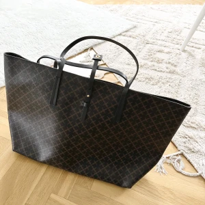 By Malene Birger väska - Väska från By Malene Birger i nyskick. 500 kr exkl frakt. 