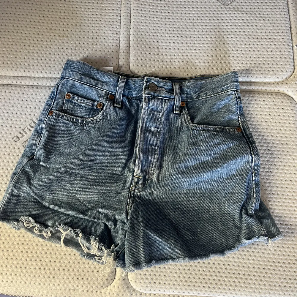 Säljer mina sköna Levis shorts som tyvärr blivit för små 💔 De är knappt använda och nyskick! . Shorts.