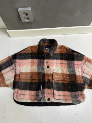Höstjacka- Zara - Fin höstjacka köpt från Zara för cirka 2 år sedan, men som ej har kommit till användning. Köpt för 750kr och är nästintill oanvänd. Materialet är ull liknande och jackan går ej att få tag på längre!💗
