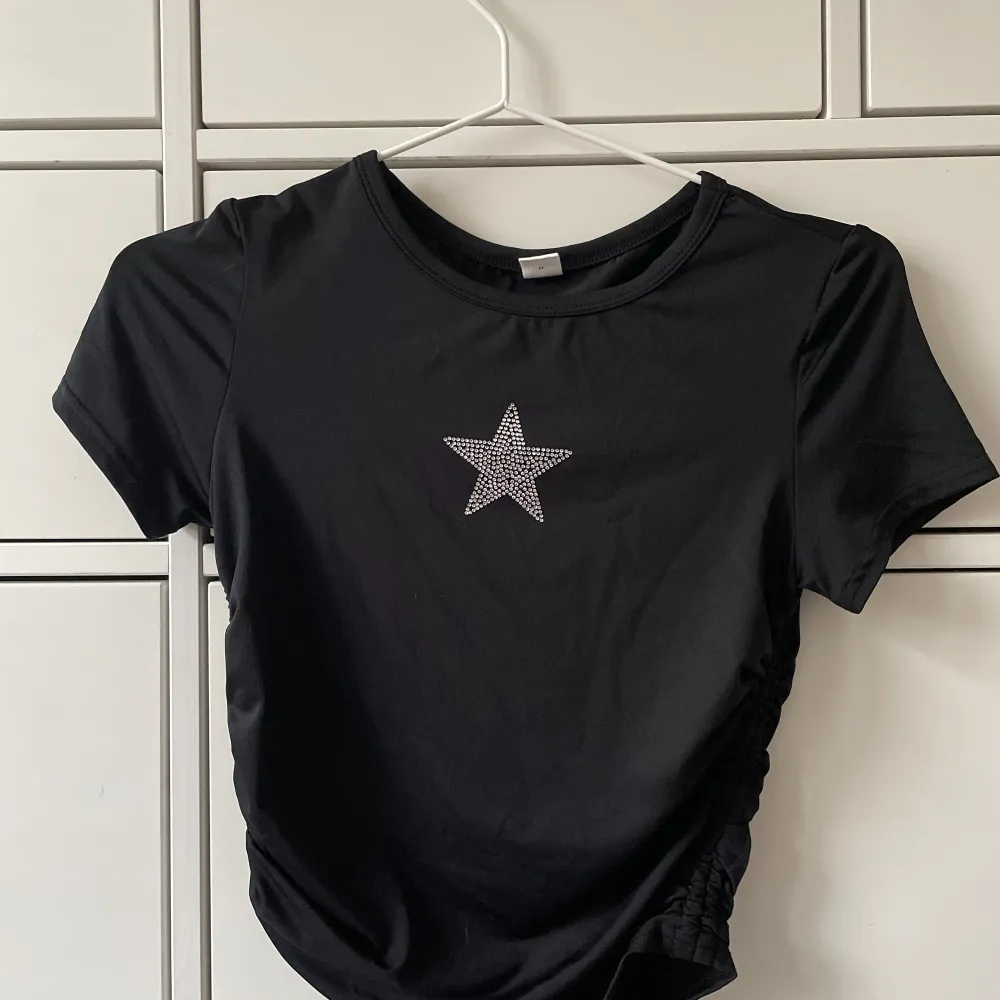 Gullig tajt tröja med stjärna! . T-shirts.