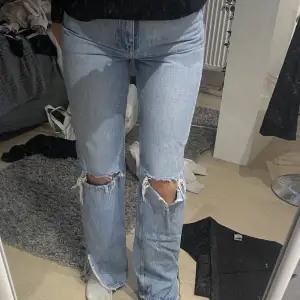 Säljer mina blåa jeans med slits längst ner. Skriv för frågor❤️nypris:499kr