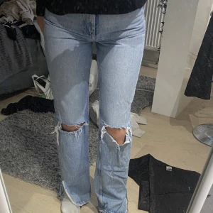 Jeans - Säljer mina blåa jeans med slits längst ner. Skriv för frågor❤️nypris:499kr
