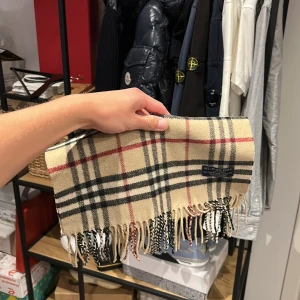 Burberry Halsduk - Burberry halsduk i utmärkt skick, 9/10 inga tecken på användning. Passar både män och kvinnor, nypris 4600 mitt pris 1000kr. Bara att skriva vid frågor eller funderingar! :)