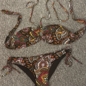 Bikini - Säljer denna super fina bikinin, köpt i Spanien❣️ Både under och överdelen är justerbara, så skulle säga att den passar xs-m. 